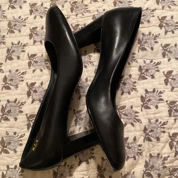 LAUREN RALPH LAUREN Black Leather heels with GOLD LOGO “RLL” Very well kept 9.5 - Picture 10 of 11